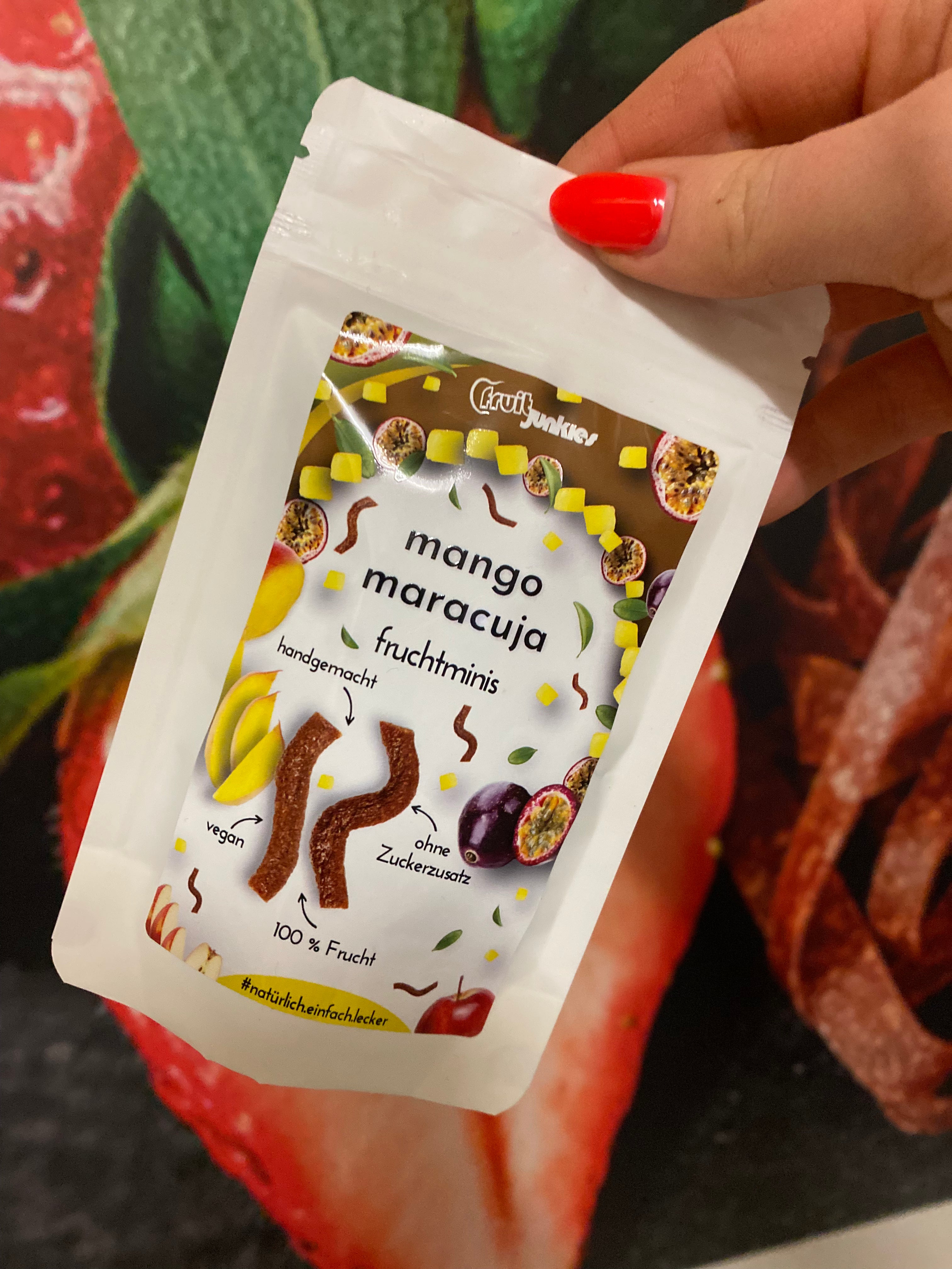 Fruchtminis Mango Maracuja mit der Hand von Pauline