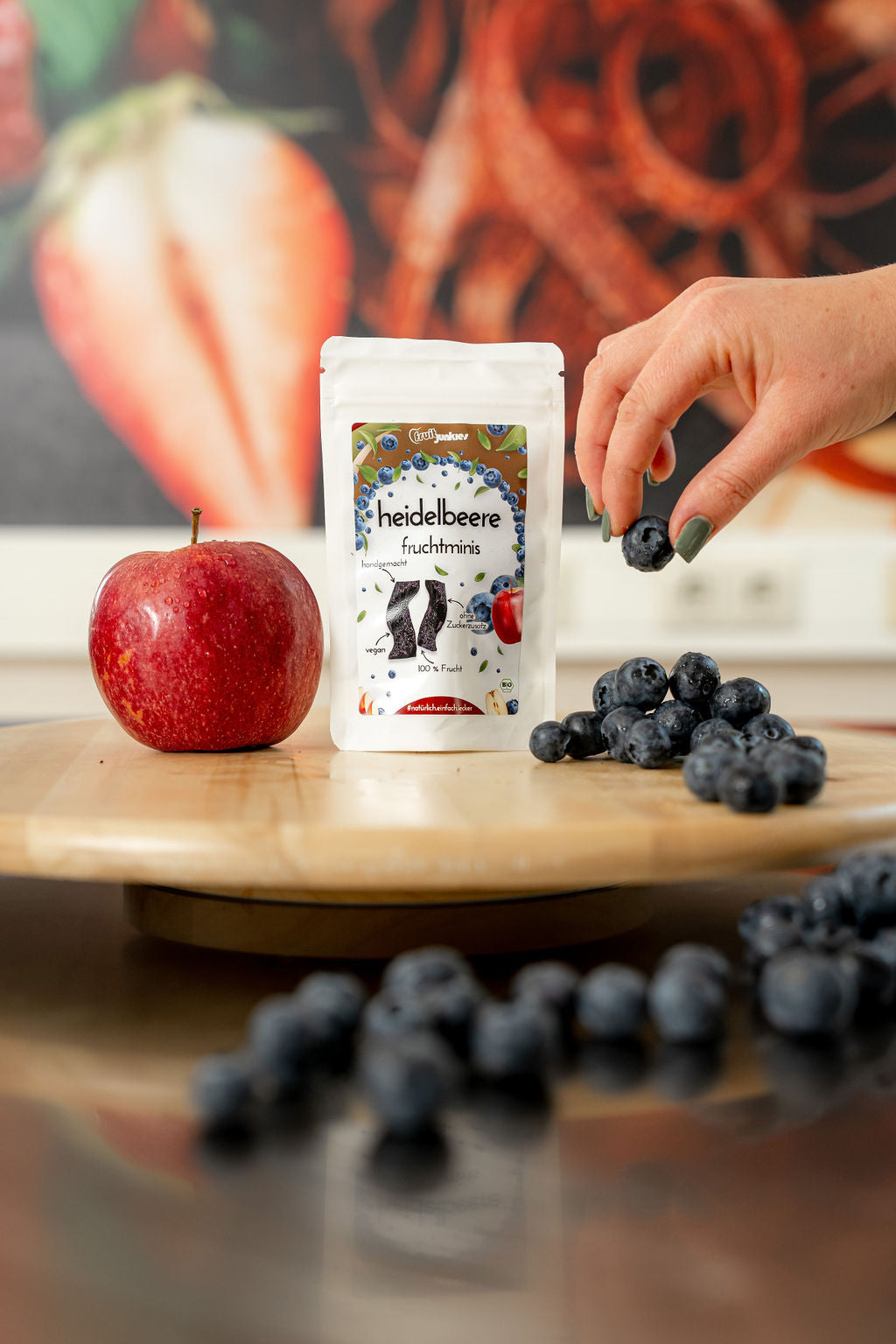 Fruchtminis Heidelbeere auf einem Drehteller mit Heidelbeeren und Äpfeln